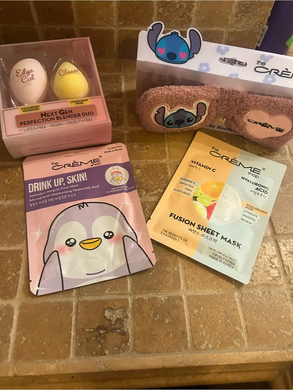 The Créme Shop Bundle 2 Masks, Plush spa headband, & 2 pack make up blenders